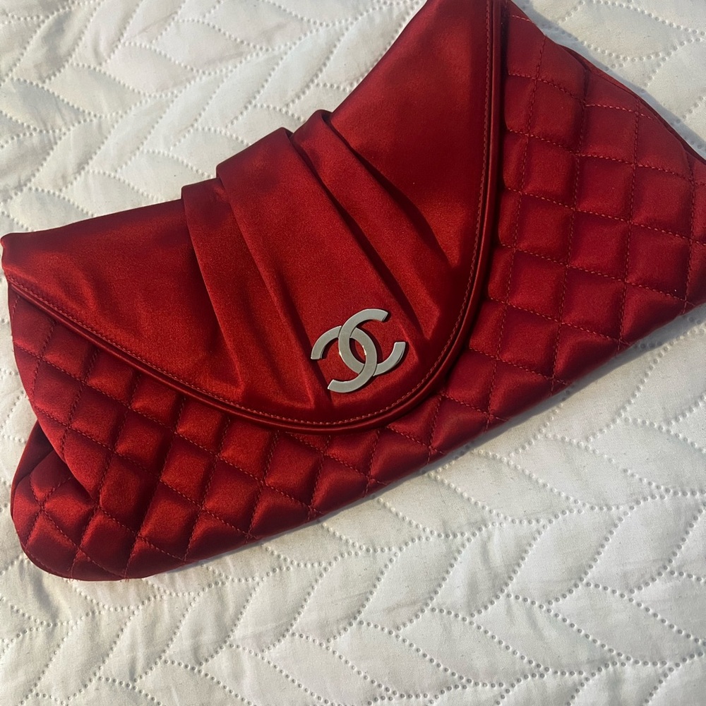 CHANEL Scarlet Quilted clutch